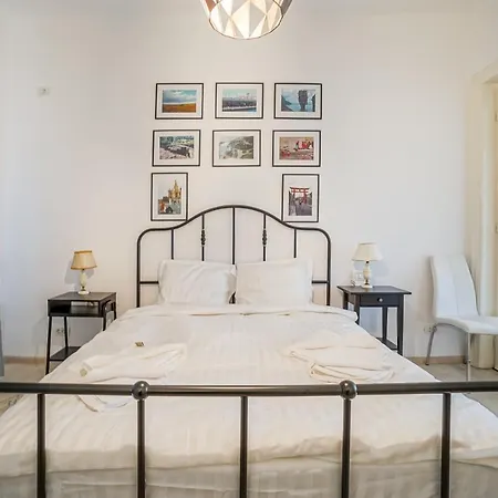 White - One Bedroom In The Center Бухарест
