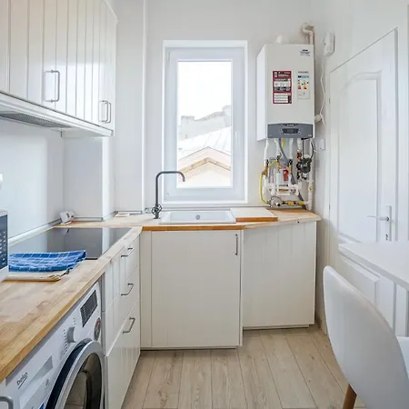 White - One Bedroom In The Center Апартаменты Бухарест